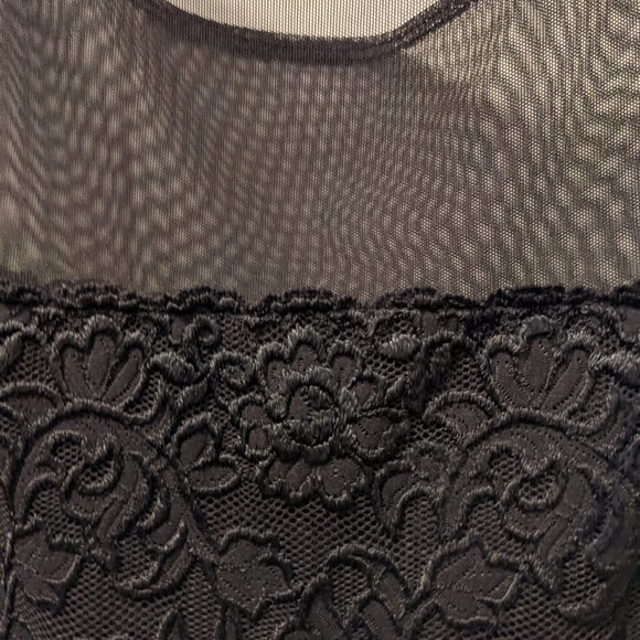 Lace Spandex Crop Top - Picture 3 of 3